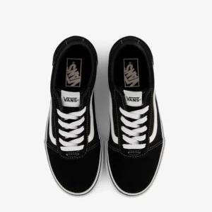 Vans skor - Bilderna är tagna men skriv i pm så skickar jag bilder! Kvaliten är inte ny vilket är satt i priset. 