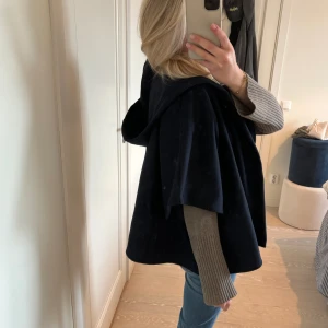 Cape - Superfin cape från Ruth & Cirkle💕 aödrig använd med prislappen kvar