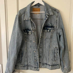 Jeansjacka - Jeansjacka, sparsamt använd. Perfekt till vår eller höst. Oversized fit.
