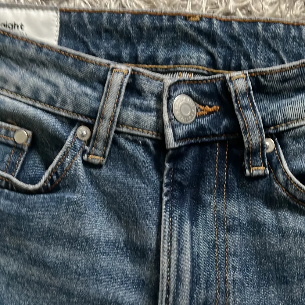 Säljer ett par snygga blå jeans från H&M i storlek 29/32. De har en straight och regular fit, vilket gör dem superbekväma för vardagsbruk. Jeansen har en klassisk femficksdesign och är tillverkade i ett slitstarkt denimtyg. Perfekta för höst💯. Jeans & Byxor.