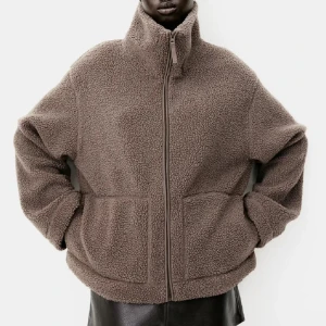 Teddy jacka - Säljer denna fina jacka från Hm, använd fåtal gånger, inga defekter 🤎