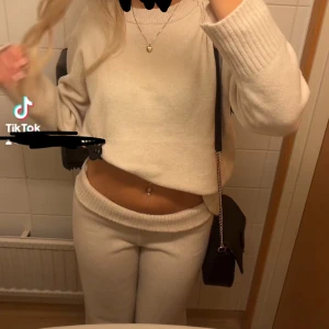 Stickat set - Stickat set från Newyorker. Byxorna är i storlek xs och tröjan är i storlek s. Har används endast två gånger. Jätte fin kräm färg och så mjuk och gosig. Inte stickig över huvud taget💕🤌🏼 på första bilden är byxorna nervikta men man kan ha dom hu ma vil