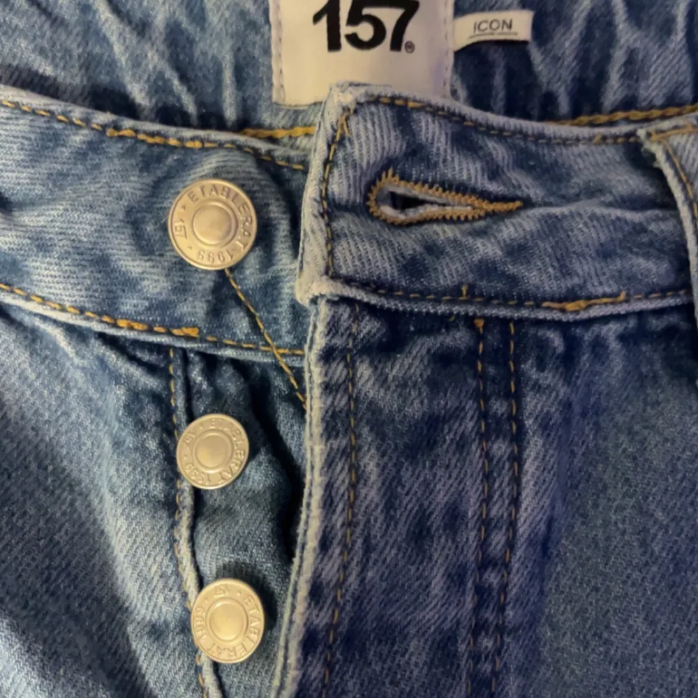 Blåa jeans från lager 157, köpt för 400 kr. Modellen är straight och de är lågmidjade ❤️ innerbenslängd: ca 82 cm, midjemått: ca 78 cm ❤️ passar bra på mig som är 175 . Jeans & Byxor.