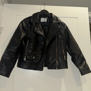 Skinnjacka. - Här är en mycket fin skinnjacka  Från Zara och är fint skick.