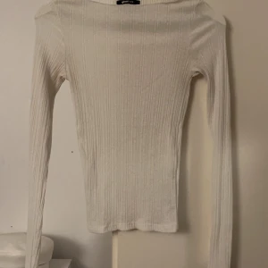 Tunn vit tröja - Säljer denna vita tröjan som är en dup på intimissimis tröja. Varsamt använd. Finns inga defekter på den heller. 