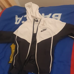 Nike regnjacka  - Nästan helt ny regnjacka, priset kan diskuteras.