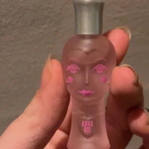 Liten dolly girl parfym - Floral och frukting doft (har dolly girl shower gel och lotion men dem kan ha gått ut.. kontakta om intresserad)  Alla parfymer jag säljer har jag fått från min mormor som jobbade inom mode 🫶