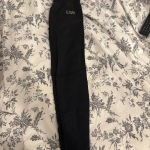 ICIW - Ett par (nästan) oanvända tränings tajts. ICIW. Storlek Xs. Litet litet hål vid ”nätet”