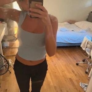 Zara topp  - Bra skick, inget fel på den. Perfekt till fester. Inte min bild 