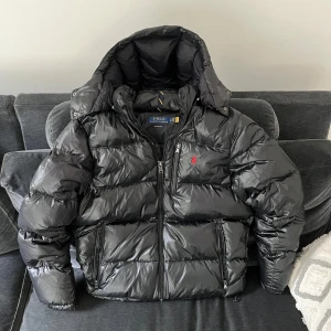 Ralph Lauren jacka  - Ralph Lauren jacka i storlek L som användes endast förra vintern. Den är i nyskick med inga hål/deffekter. Hör av er vid frågor. Nypris ligger på 5499.  Skickar samma dag!