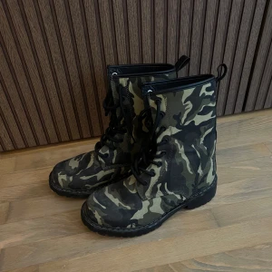 Oanvända kamouflage skor - Kängor i kamouflage mönster. Skorna är helt oanvända och i fint skick! Storlek 37. Perfekt till höst och vinter🤍