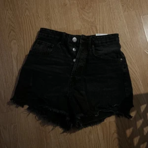 Jeansshorts - jättefina jeansshorts, tyvärr köpta i fel storlek. 