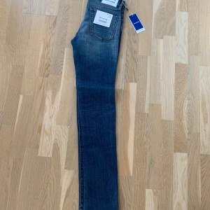 Jack and jones jeans - Riktigt schyssta jeans med klassisk blå färg med populärt slitage på framsidan. Säljer då dom va för små i midgan 