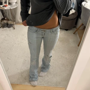 Jeans med hål - Säljer dessa ur snygga lågmidjade utsvängda jeansen med så snygg tvätt och unika hål❣️❣️midjan är utsydd lite på sidorna som syns på bilderna, snygg detalj🥰