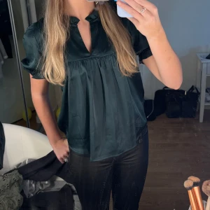Kortärmad blus/topp - Jätte snygg kortärmad blus/topp med riktgt snygg mörkgrön/olivgrön. Passar till skolan och även fest💚💚Funkar för XS och S