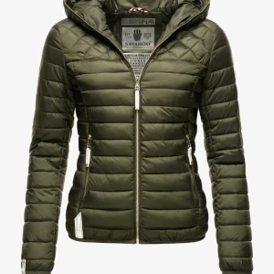 Fodrad allväder jacka  - Intresskoll på en oliv grön vindjacka från Navahoo Storlek M slim fit i normal längd Väldigt bra skick förutom   Ena fickan där tyget blivit uppklippt och igenlimmat pga fastnat i dragkedjan Ingenting som syns utanpå Skriv för egna bilder nypris 1100