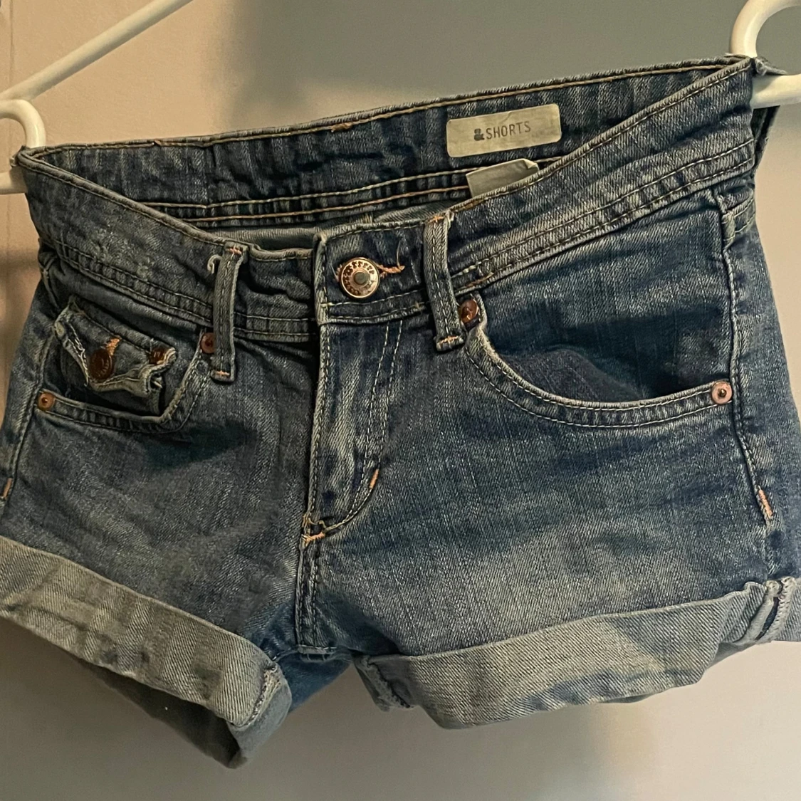 Blå jeansshorts med knappar