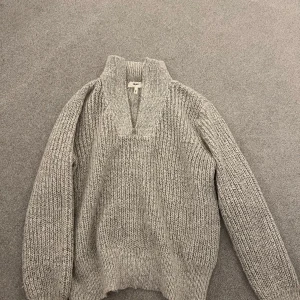 Stickad grå tröja - Jag säljer denna stickade gråa tröjan från OBJECT, väldigt skön och i bra skick.
