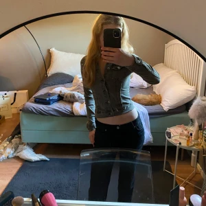 Höstlig jeans topp🍂 - Galet snygg grön jeans topp, perfekt till hösten!!💗Den är i st xs och passar mig som är xs/s🔥Tänker mig runt 250kr exkl frakt, skriv om ni har frågor🙌🏼