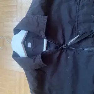 Säljer en super fin svart overshirt från C.P. Company. Nypris 3299kr Strl S Är i använt fint skick