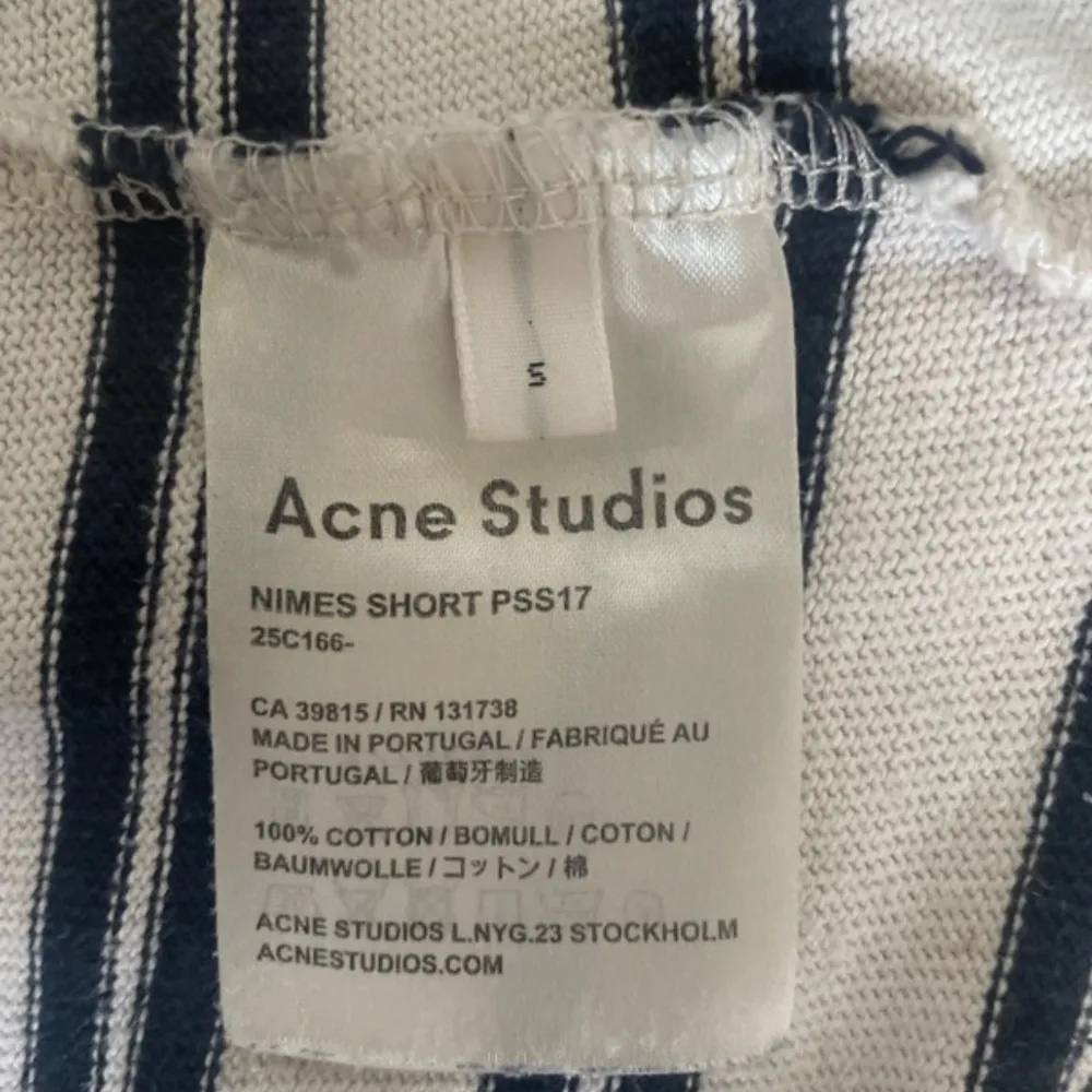 Svart vit randig T-shirt från Acne Studios. Oversize och i använt skick men utan synliga defekter . T-shirts.