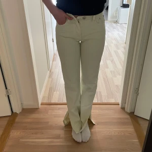 jeans med slit - ett par underbara ”äpplegröna” jeans med slits längst ner. säljer då de är för små för mig. använda fåtal gånger så i jättebra skick