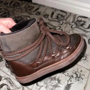 Inuikii skor  - Säljer mina fina inuikii skor som köptes förra vintern  då dom är för små för mig så är dom väldigt lite använda och näst intill i nyskick 