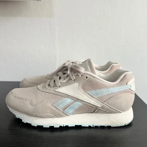 Sneakers - •Använda fåtal gånger •Som ny