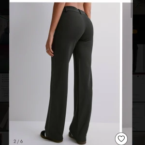 Kostymbyxa Nelly  - Säljer mina kostymbyxor från Nelly i väldigt bra skick. Låg midjade men sitter väldigt bra. Stretchigt material. Storlek S ej använda 