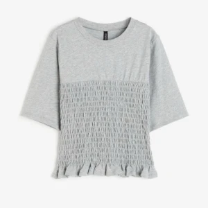 H&M t-shirt - Populär H&M t-shirt med smock