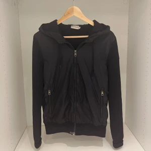 Moncler cardigan  - Moncler cardigan | Skick 8/10 (Alla defekter som finns ser du i 3dje bilden) | Nypris:12 000 | Modellen slutades säljas för ca 2 år sen | Pm för mer bilder/frågor 🤗