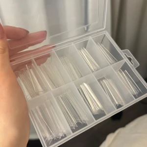 Tippar - Oanvända nageltippar, vet ej hur många skulle gissa på ca 10-15 stycken per storlek alltså ~ 150st