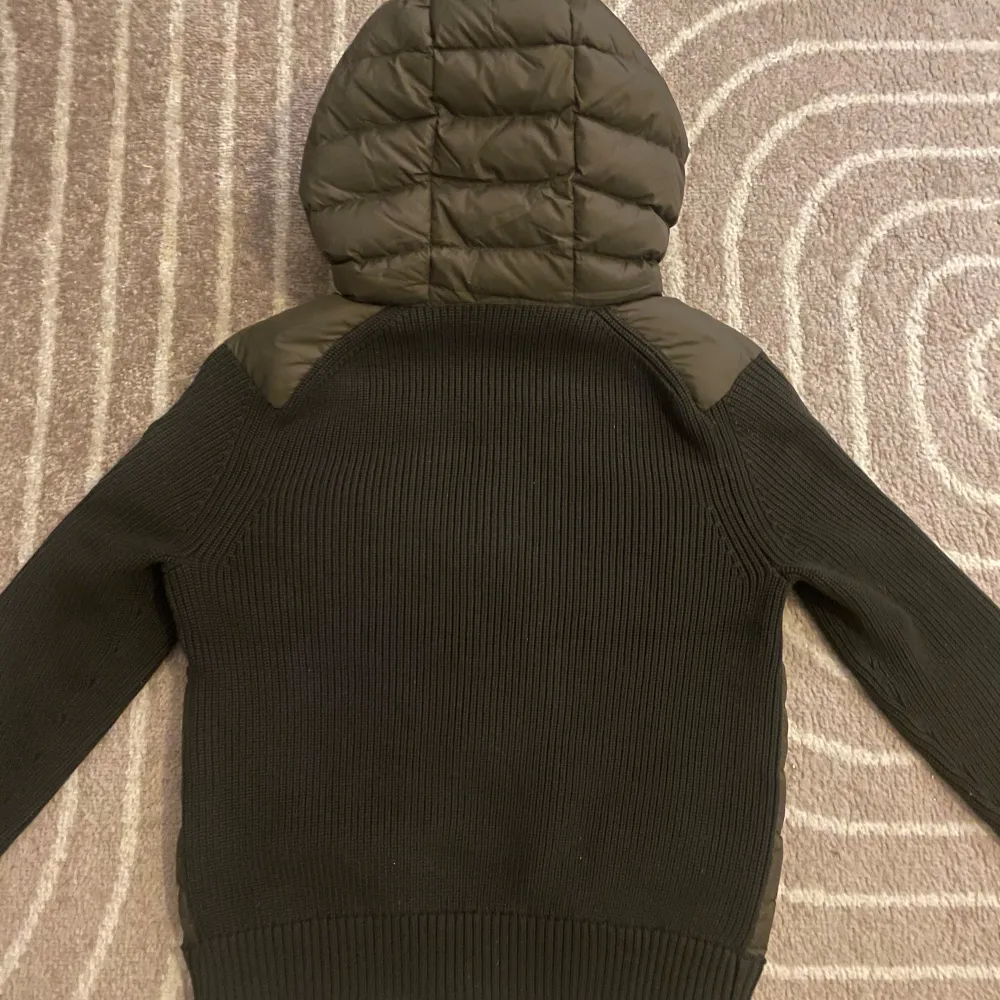 Säljer en väldigt eftertraktad moncler cardigan i storlek M,  Har ändvänts ute endast fåtal gånger men inga tecken på andvänding. Hör av er vid frågor och funderingar, kvitto finns. Jackor.