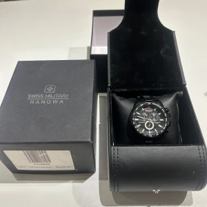 SWISS MILITARY Cronograph black - Nyskick, inköpt för några år sen men aldrig använd.  45mm bredd  Säljes med original låda samt instruktionsmanual.   Nypris ca 7300kr