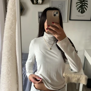 Polotröja  - Snygg polotröja som påminner om Albertina Cederborgs stil 😘😘 passar xs-s