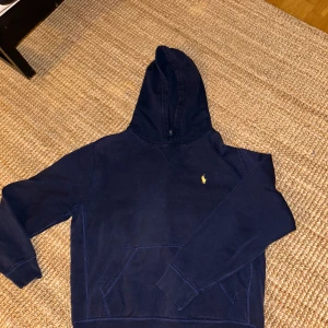 Ralph lauren hoddie  - Hej! Säljer nu denna fina Raffe hoddie i fint skick. Lite solblekt här och där men annars i bra skick. Byten är av intresse också! M men passar S