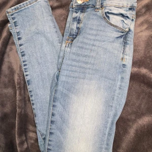 Jeans lager 157 - Ljusa jeans modell skippy från Lager 157 Använda fåtal gånger  Storlek 150 barn men rätt längd för mig som är 160cm. Skulle säga xs midjevidd: 64cm stussvidd: 80cm  innerbensländ: 69cm