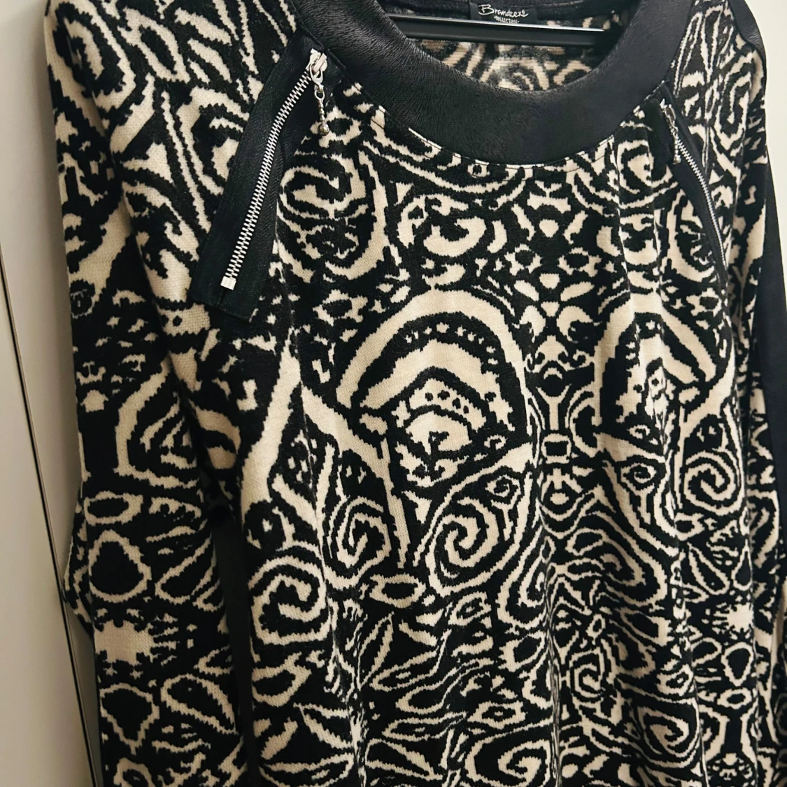 Svartvit mönstrad tröja från Brandtex - 93