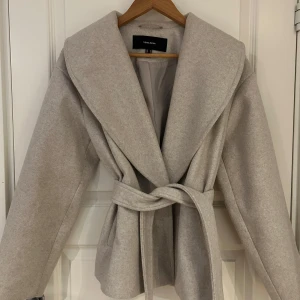 Kappa - Beige kappa från Vero Moda som nästan aldrig använts 🩷 