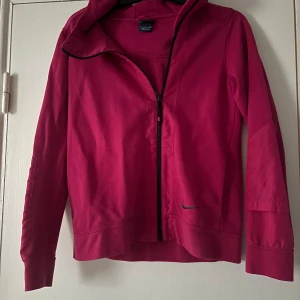 Nike hoodie med dragkedja strl S - Använd 1ggr. Mörkrosa/cerisrosa