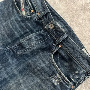 Mörkblå DIESEL jeans med bootcut -  snygga mörkblå jeans från diesel. De har en klassisk femficksdesign och en cool tvättad look. Jeansen är i bootcut-stil perfekt för vardagen.Köpta på wasteland i Köpenhamn för 400dk,bara att skriva vid frågor!