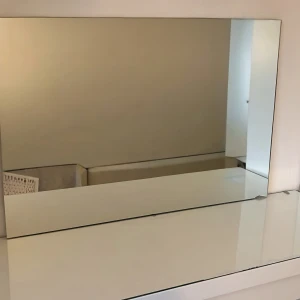 Spegel - Stor smink spegel 90x60 köpt från Bauhaus  Bred: 90 cm Höjd: 60 cm Finns att hämta i Västerås, frakt samt pris kan diskuteras. Mycket bra skick