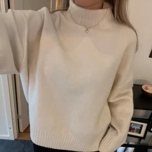 Stickad tröja  - Jääätte fin tröja från Zara. Nästan helt oanvänd så inte nopprig någonstans. 