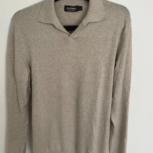 Stickad pikétröja - Hej! Säljer nu en pikétröja från dressman. Den är i ett väldigt bra skick och är sparsamt använd. Nypris 699, mitt pris 350. Hör av dig vid eventuella frågor!