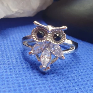 Silverring med kristall st19 uggla - Ring i silver med kristall, föreställer en uggla. ✨️✨️✨️Titta igenom alla mina upplagda och köp fler saker i bundle för att spara på frakten och få allt du köpt i ett och samma paket✨️✨️✨️
