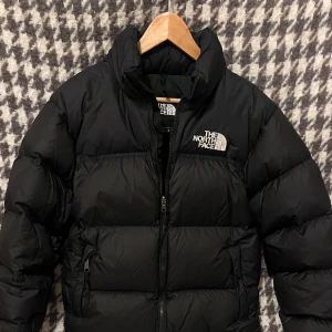 The north face jacka - En klassisk the north face jacka. Storlek S men passar även M enligt mig. Nypris 4000kr, mitt pris: 1299kr