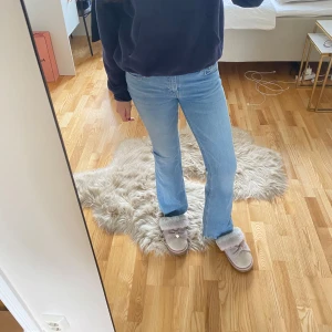Lågmidjade jeans - Säljer mina jättefina lågmidjade jeans från lager 157 i modellen ” low boot ” i stl S. De kommer inte till användning längre. Pris kan diskuteras💗