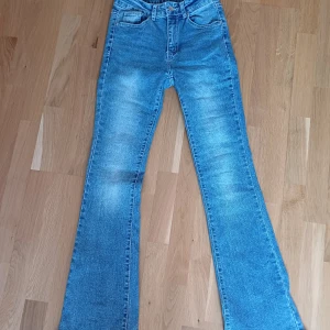 Jeans - Köpta här på plick men kom aldrig till användning. Står att de är i storlek XS, men de funkar även som S. De är i toppen skick!💕 Midjemått: 34 cm (rakt över) Innerbenslängd: 81 cm