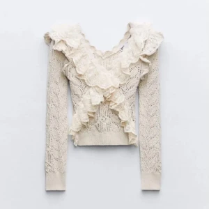 Beige stickad tröja med volangdetaljer - Säljer en superfin beige stickad tröja med. Går inte att köpa i butik längre och har bara används 3-4 ggr och är i jätte bra skick! Skriv om du undrar något, ordinarie pris runt 500kr💓