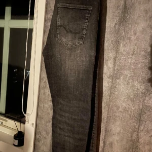 Jack & Jones Jeans  - Säljer min jeans från Jack & Jons . Passar mig inte längre .   Är ni intresserade hör bara av er   skick 10/10  Org pris 899